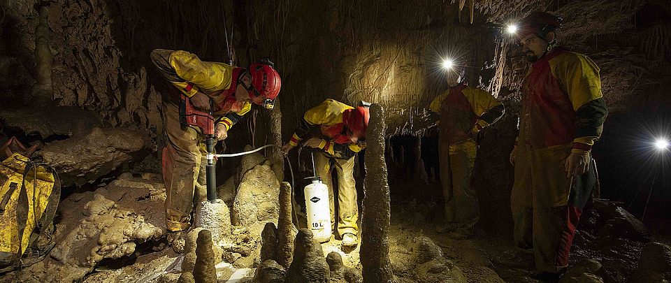 Forschende in einer Höhle