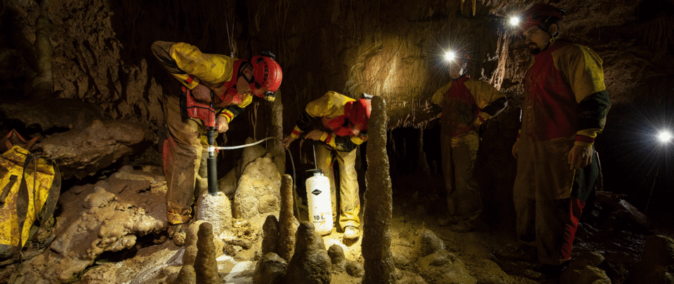 Bohrungen an Stalagmiten in einer Höhle